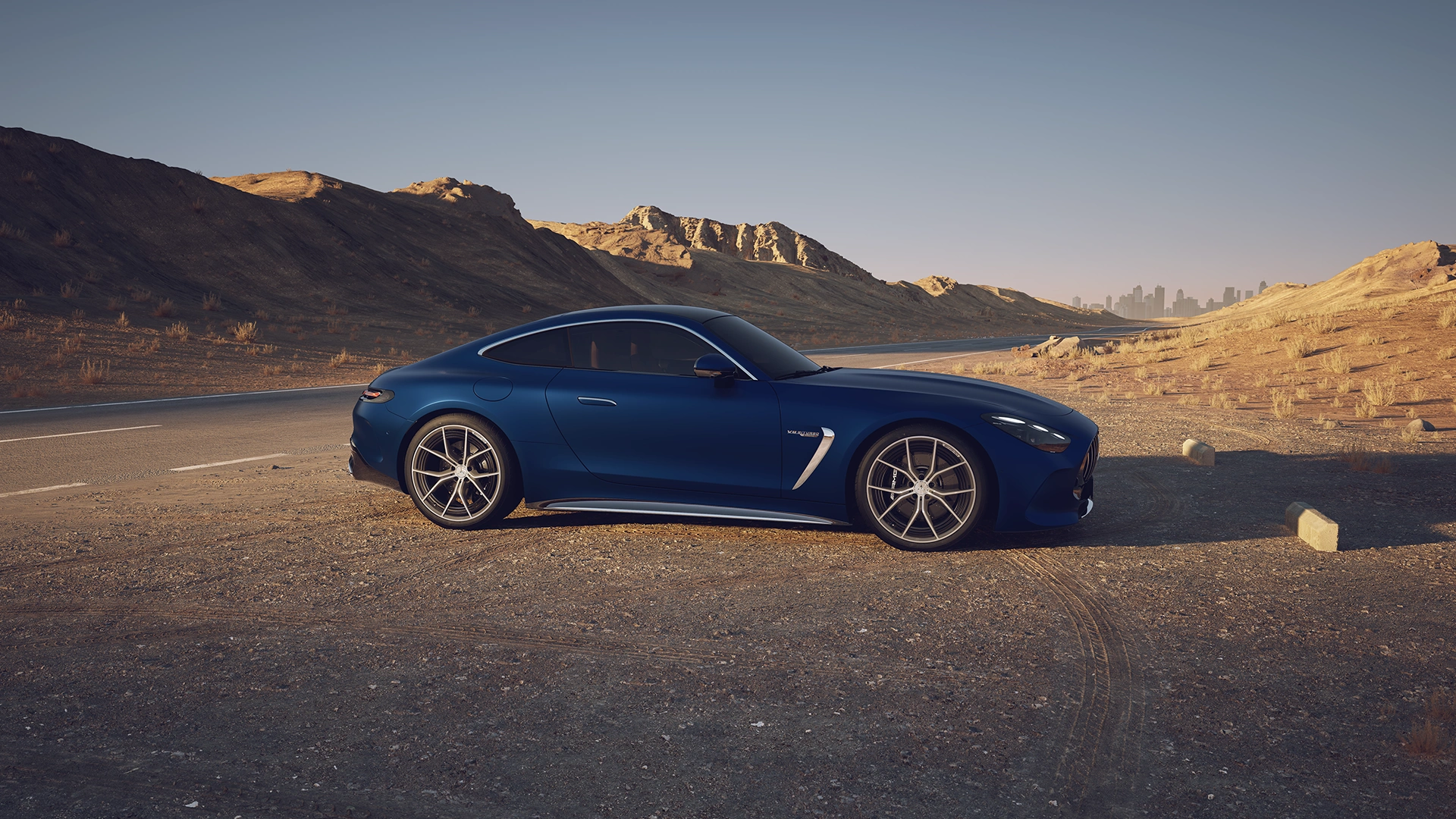 Mercedes-AMG GT külgvaatest kõrbemaastikul