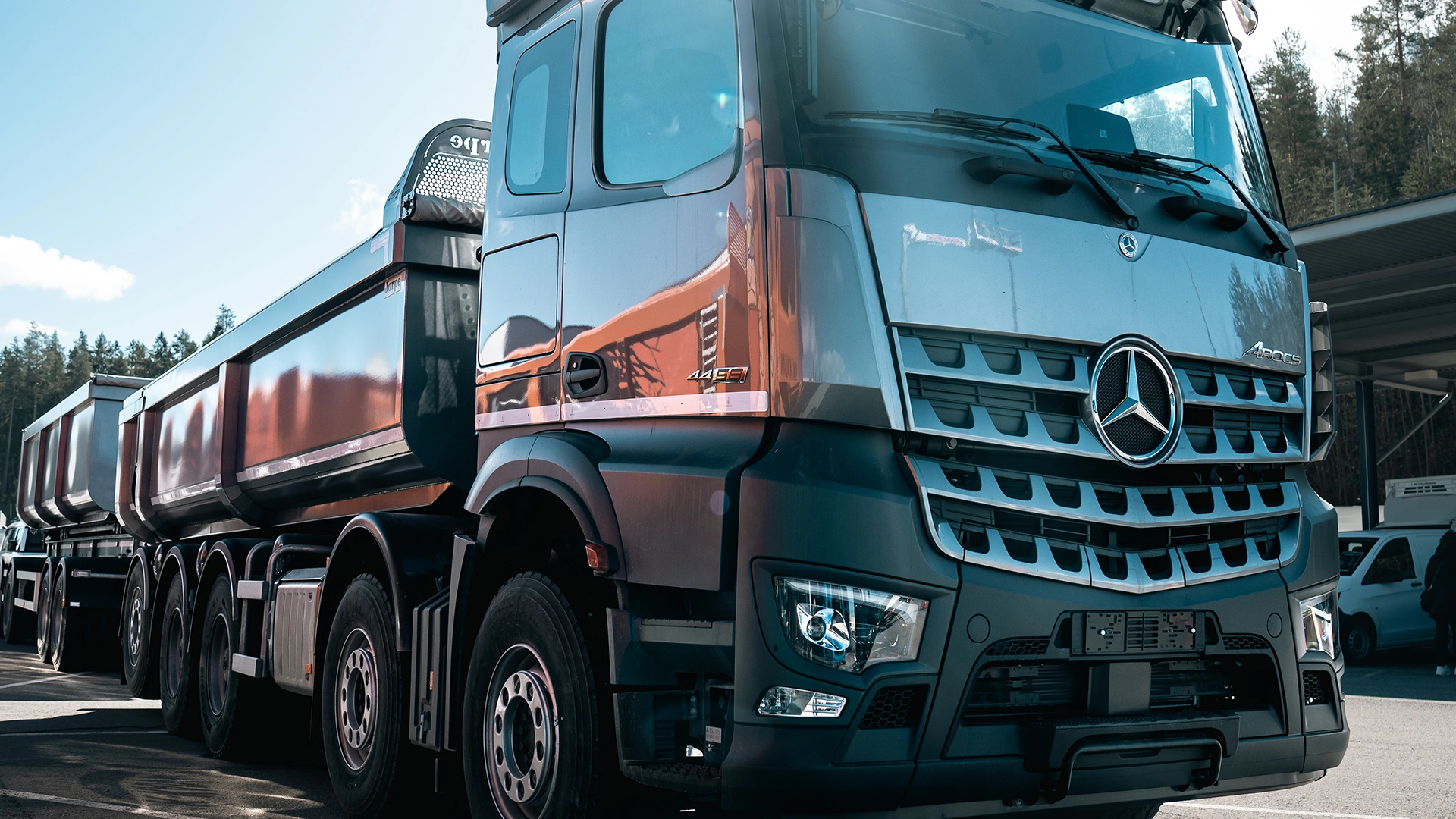 Mercedes-Benz Arocs maanteel sõitmas