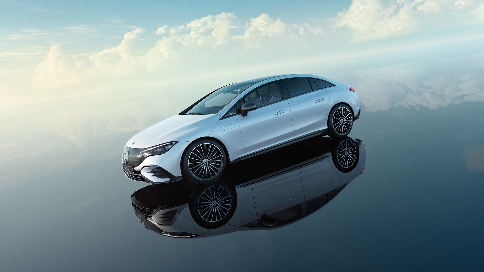 Mercedes-Benz EQE valge mudel külgvaatest