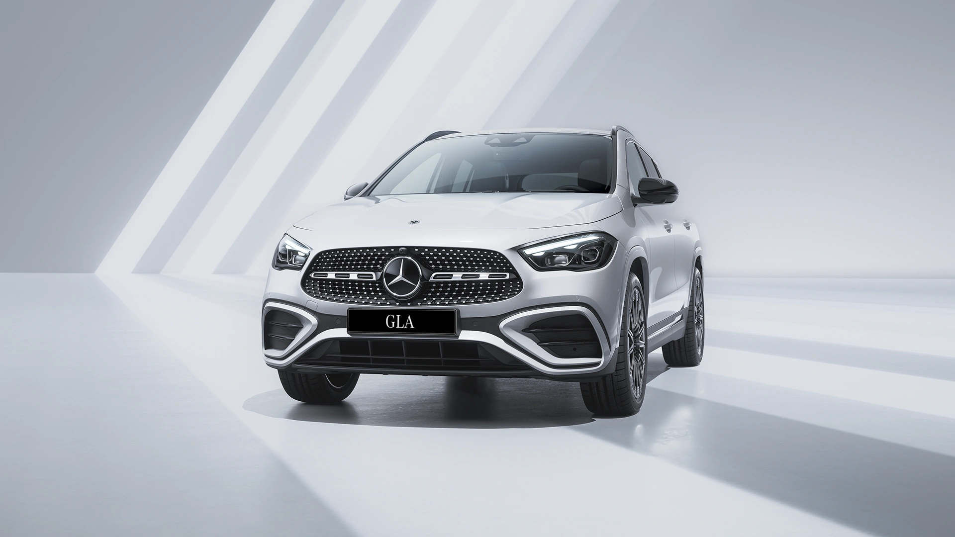 Mercedes_Benz GLA valge mudel eestvaates