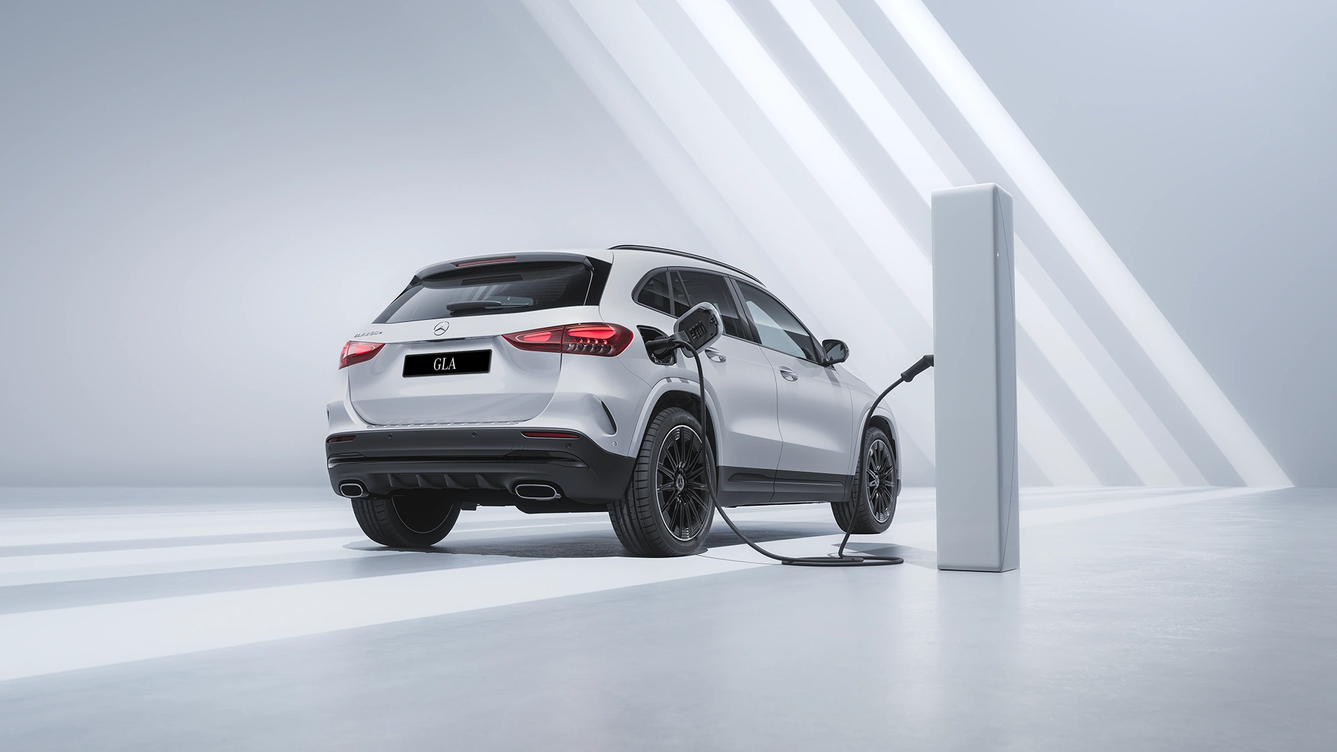 Mercedes_Benz GLA tagavaatest laadimas