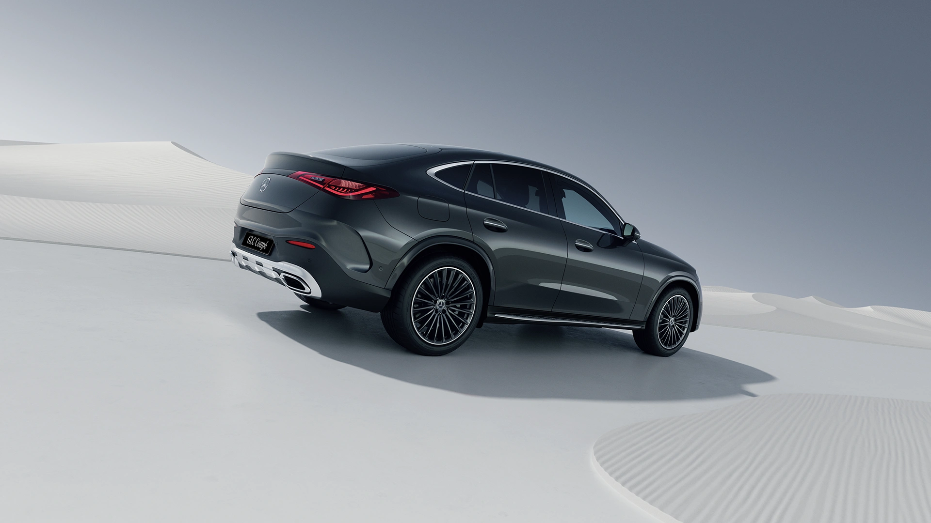 Mercedes_Benz GLC Coupé tagantvaates valgel taustal