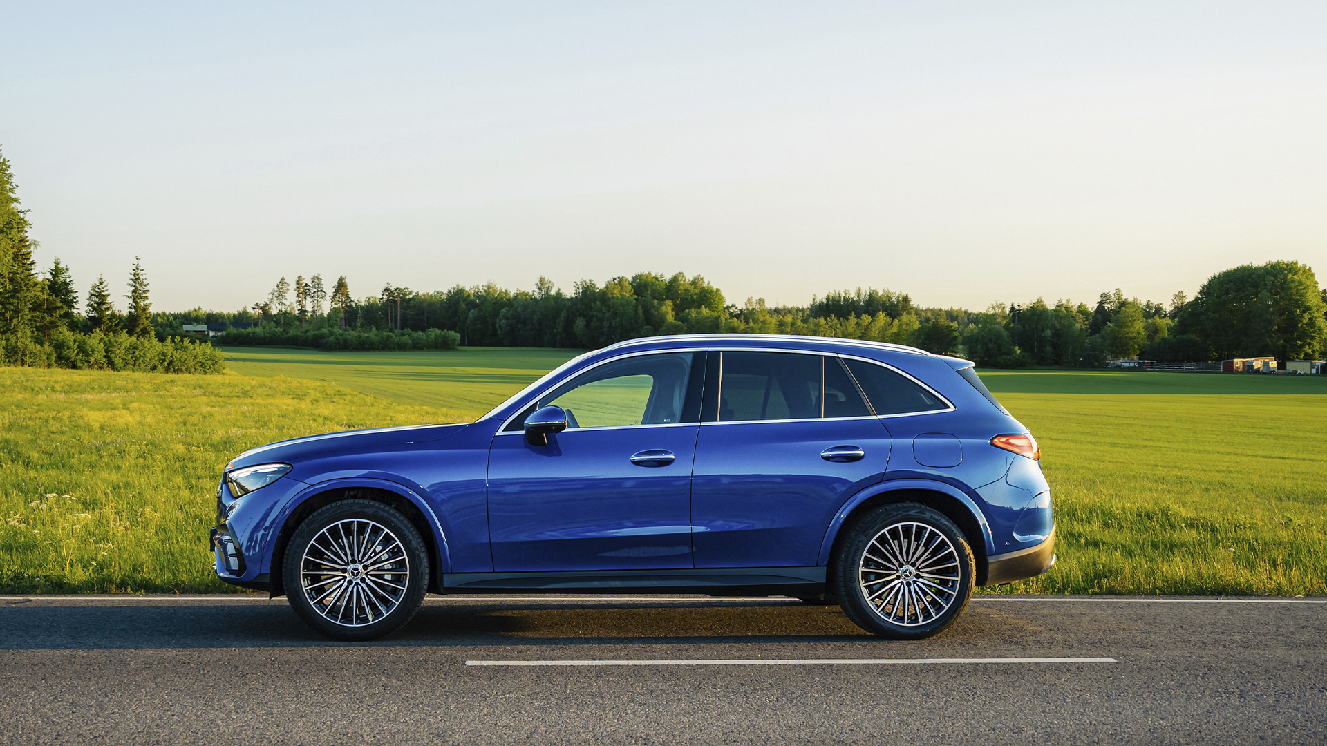 Mercedes_Benz GLC sõitmas looduse taustal