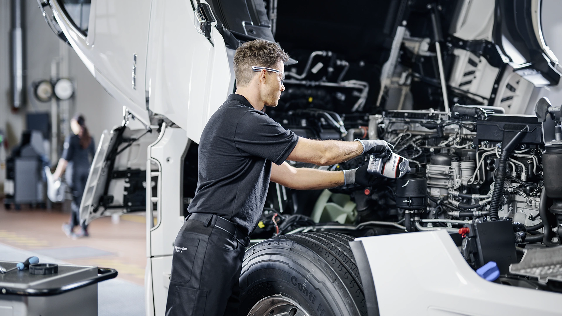 Mercedes-Benz mehaanik veokit parandamas