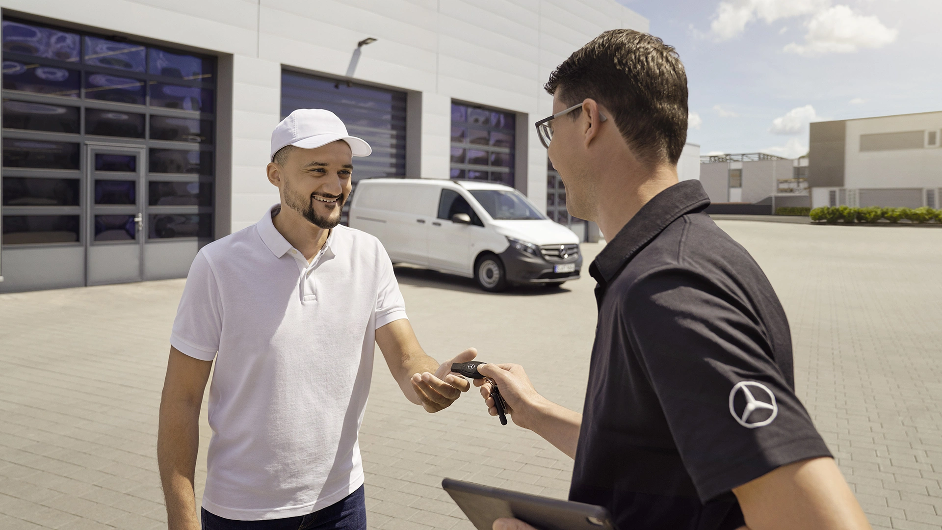 Mercedes-Benz esinduse eest nõunik rääkimas kliendiga