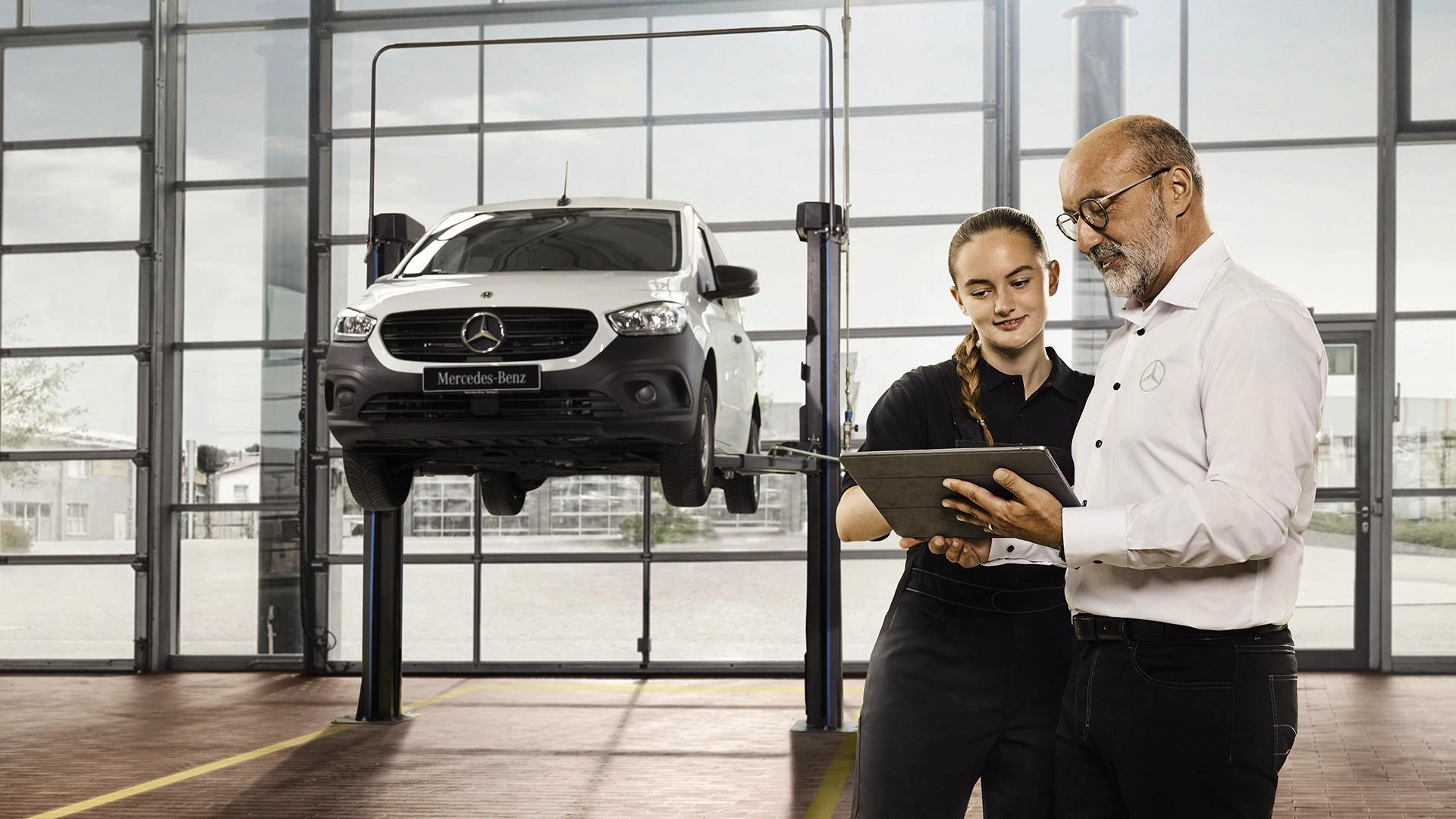 Mercedes-Benz hooldusnõunik koos kliendiga auto juures