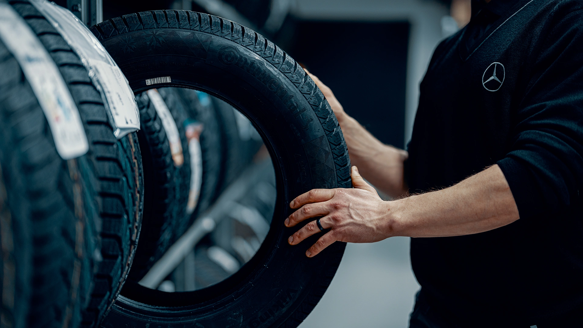 Mercedes-Benz mehaanik rehvi tõstmas