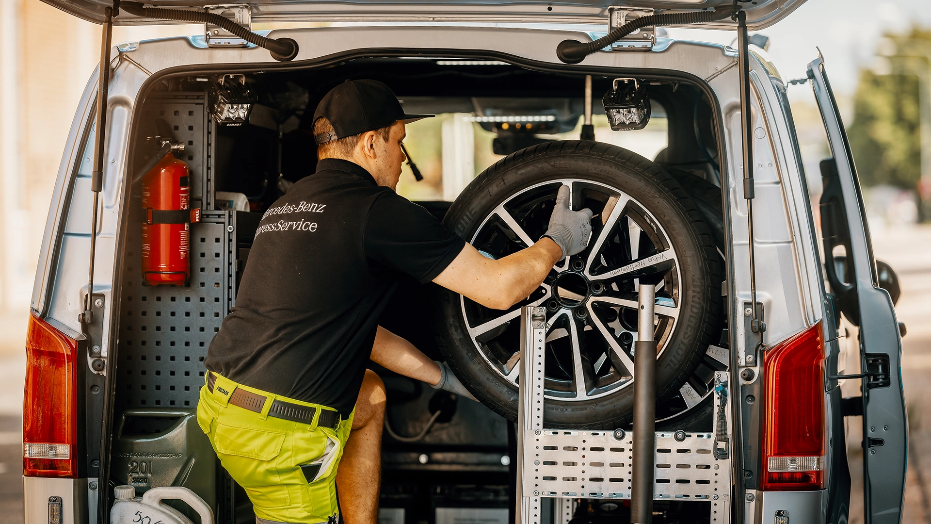 Service 24 h teenindusbuss ja töömees rehviga