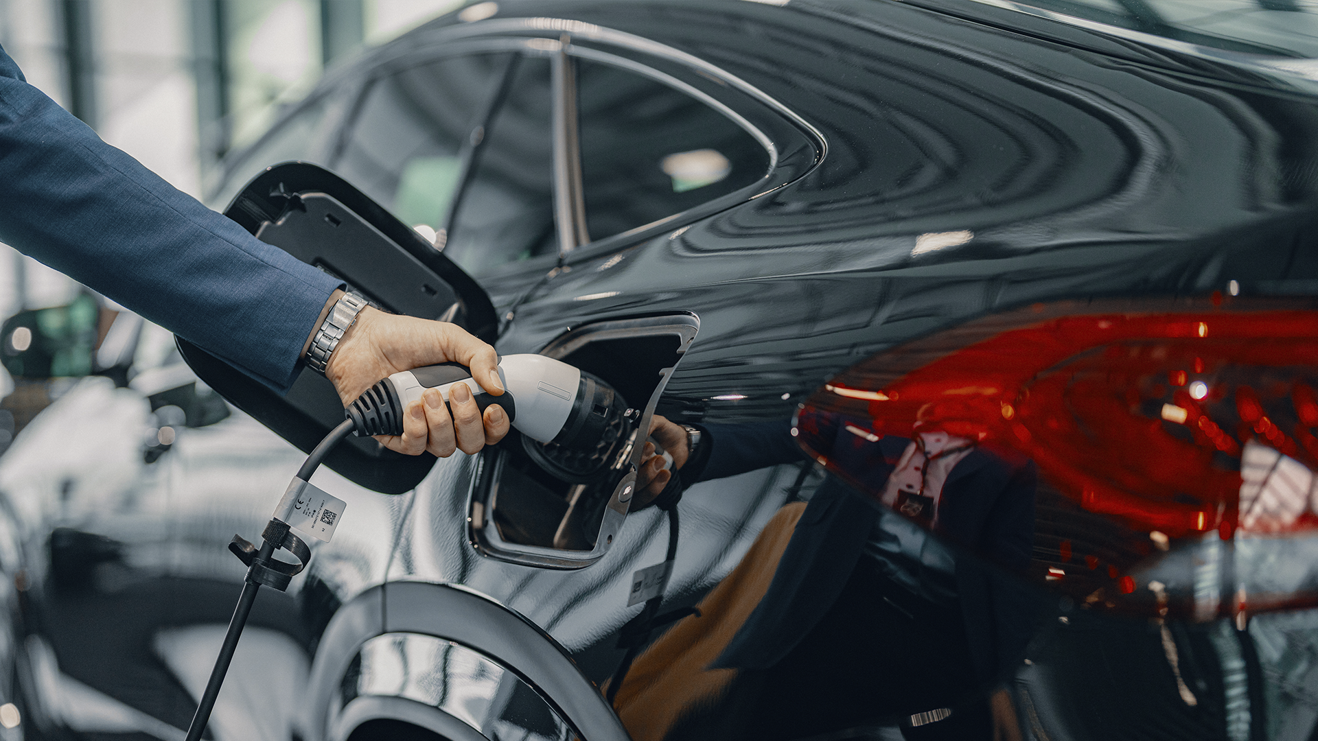 Inimene paneb auto laadima