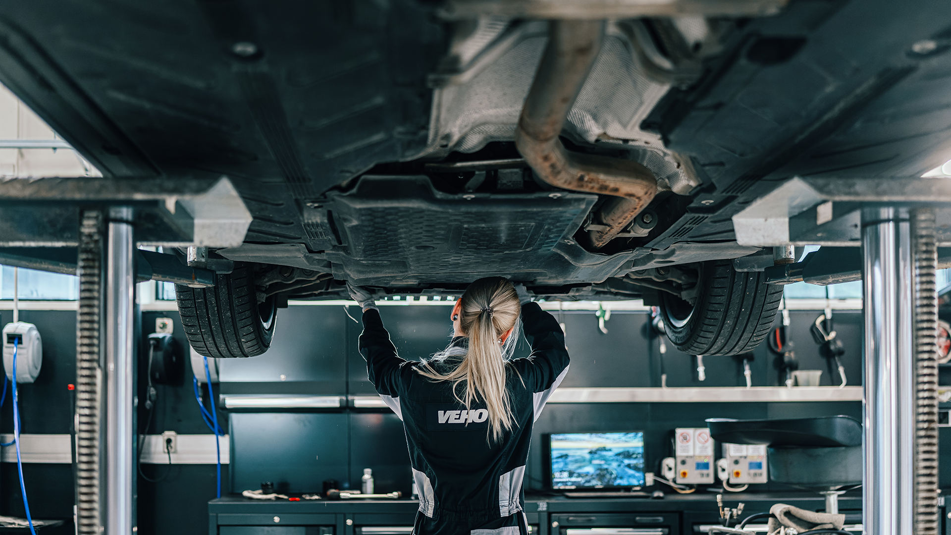 Mercedes-Benz tehnik süidukit hooldamas