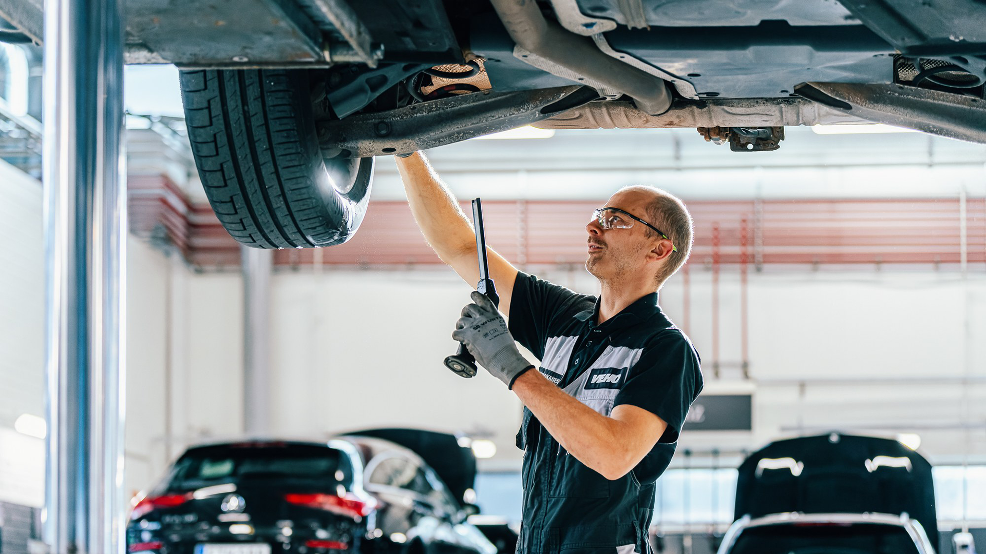 Mercedese mehaanik autot kontrollimas