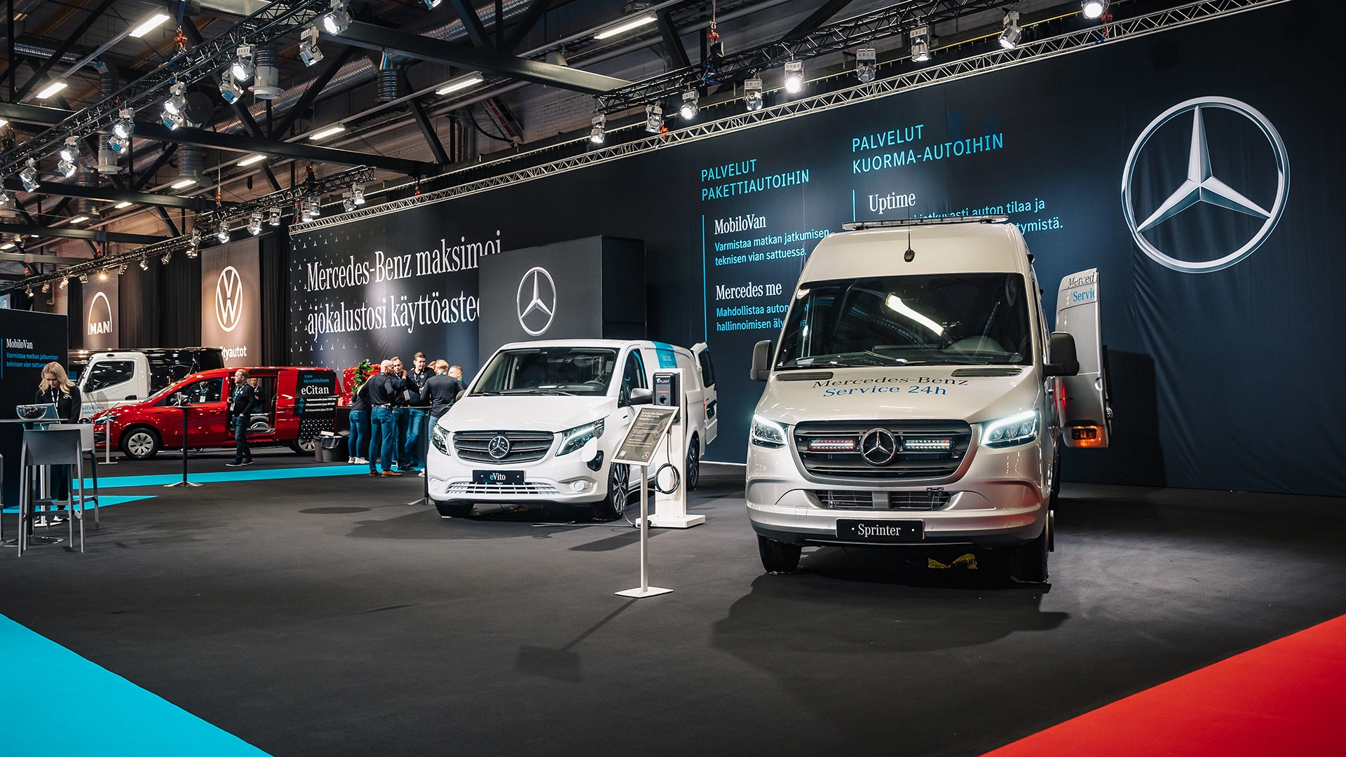 Mercedes-Benz kaubikud rivis seismas