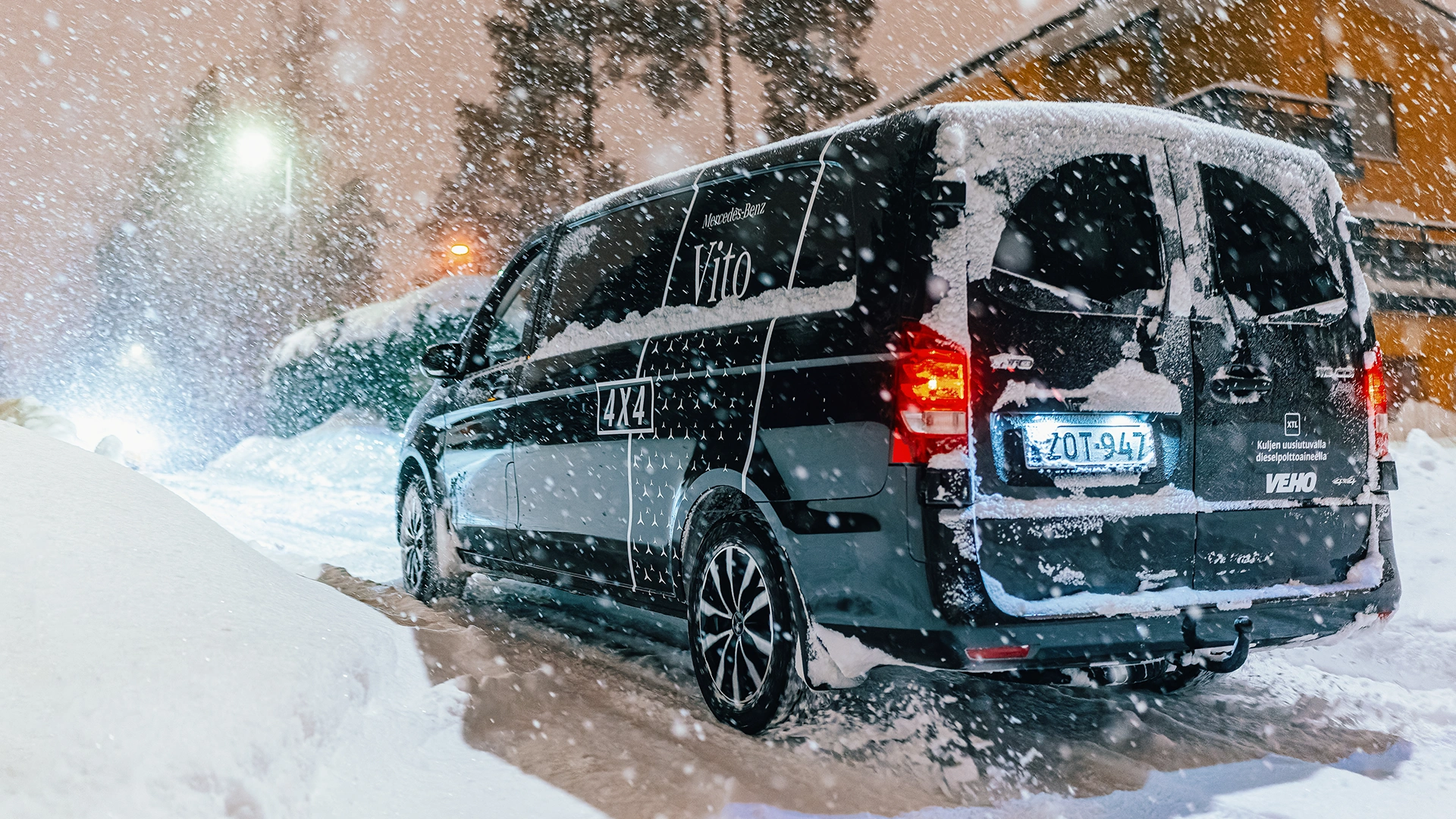 Nelivetoinen Vito lumisella tiellä