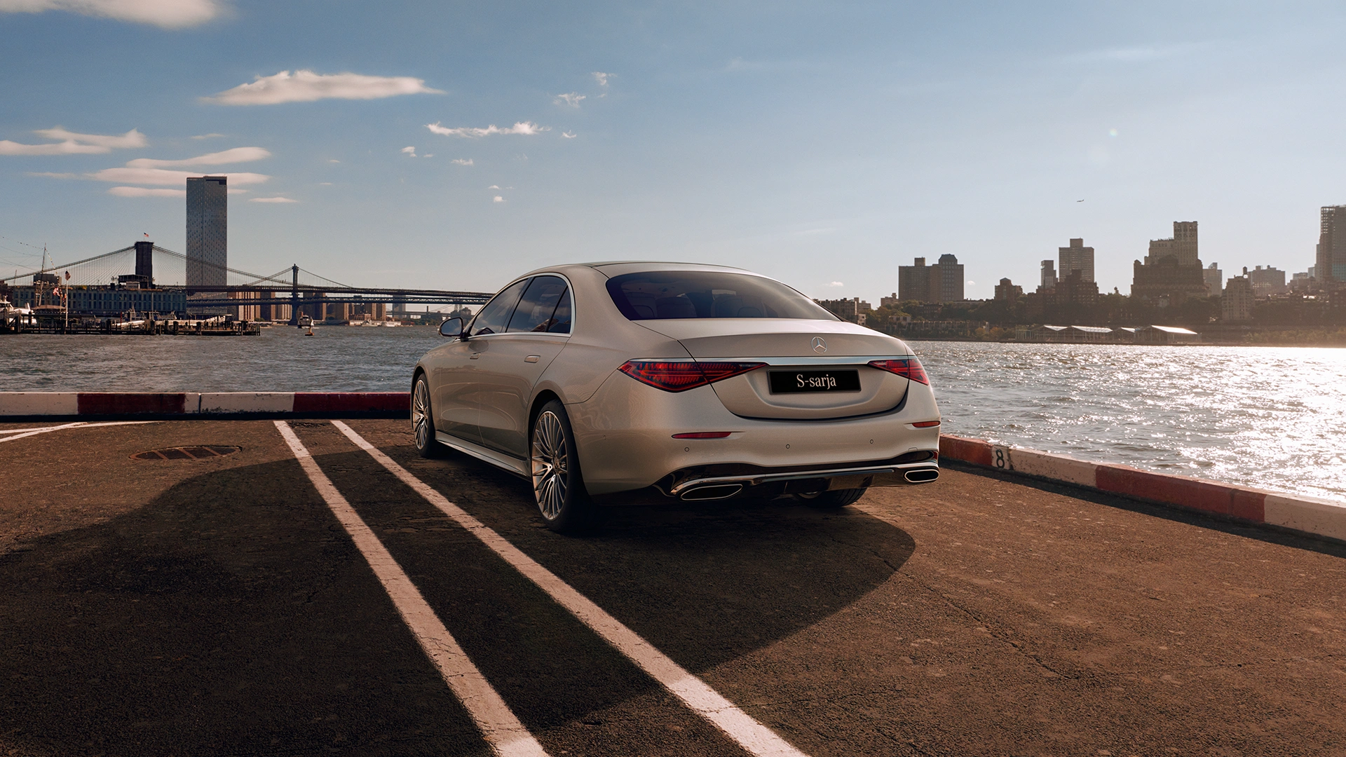 Mercedes-Benz S-klass tagantvaates teel sõitmas