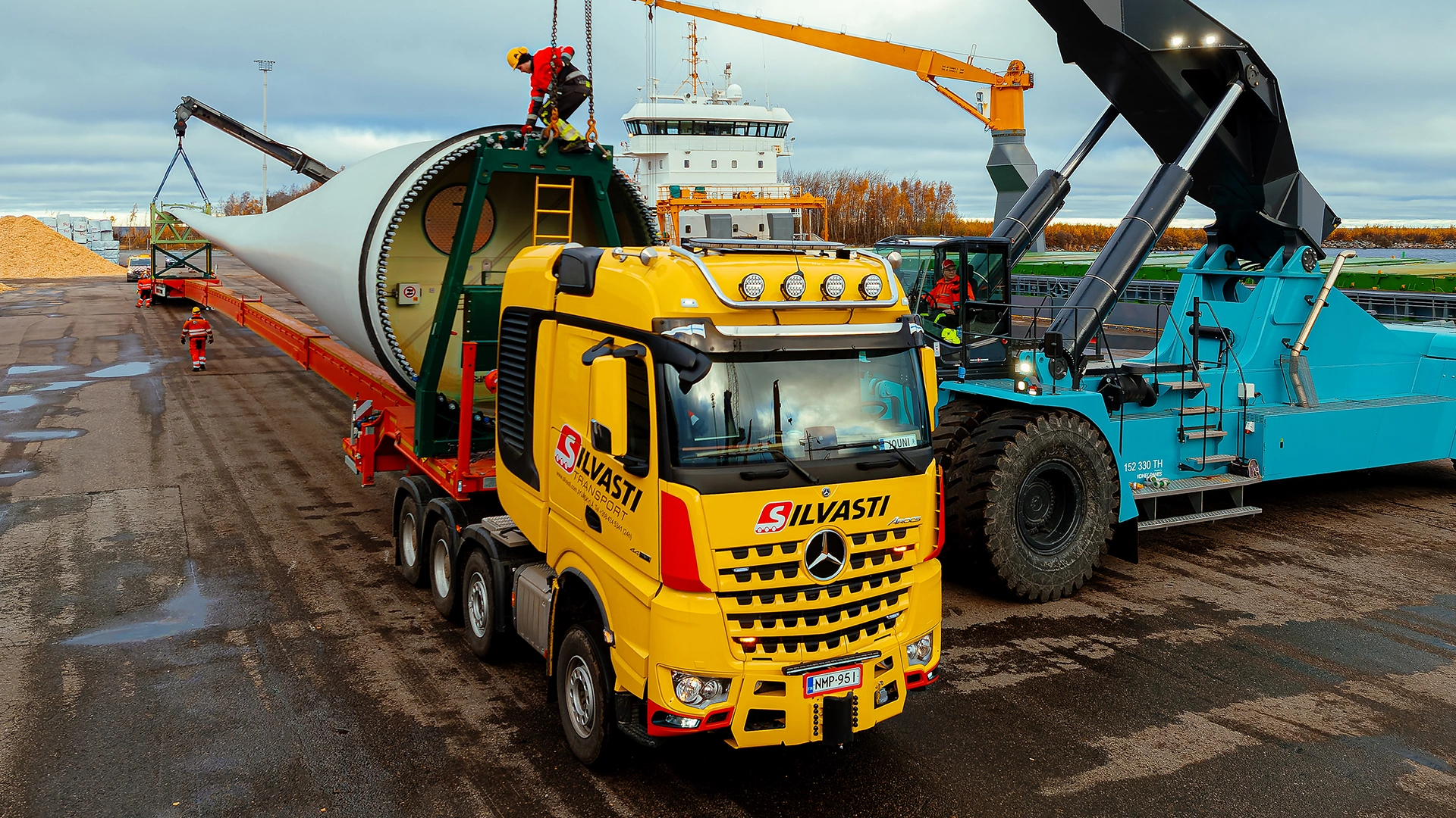 Silvastin Arocsia lastataan tuulimyllyn siivellä