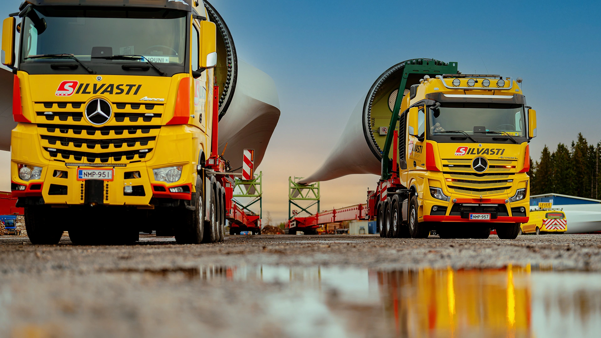 Kaks Arocs veokit tööplatsil