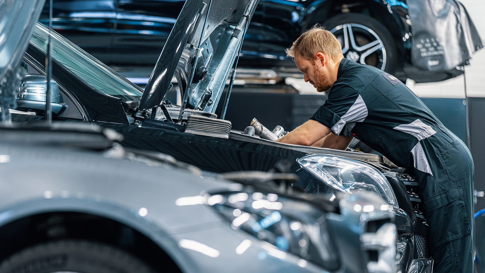 Mercedese mehaanik autot parandamas