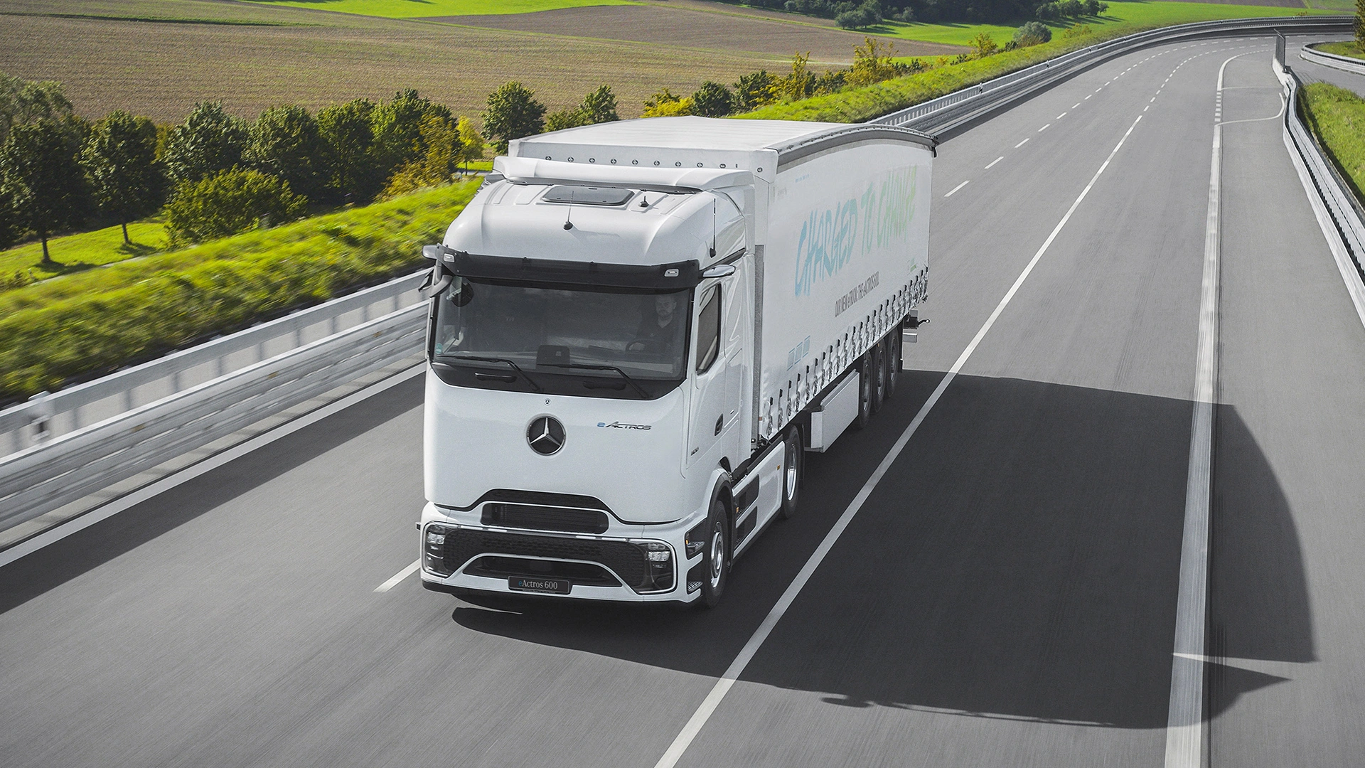 eActros 600 suvisel maanteel sõitmas