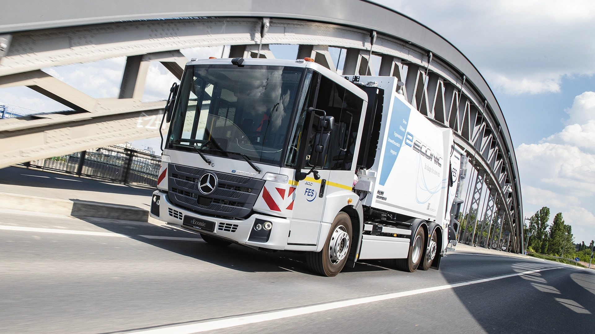 Mercedes-Benz eEconic külgvaates sõitmas