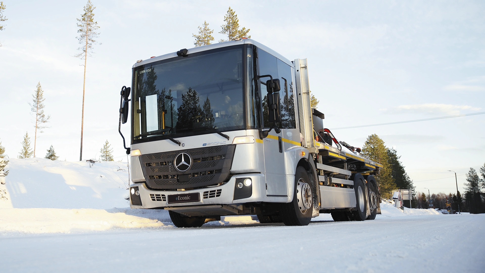 Mercedes-Benz eEconic külgvaates talvisel teel