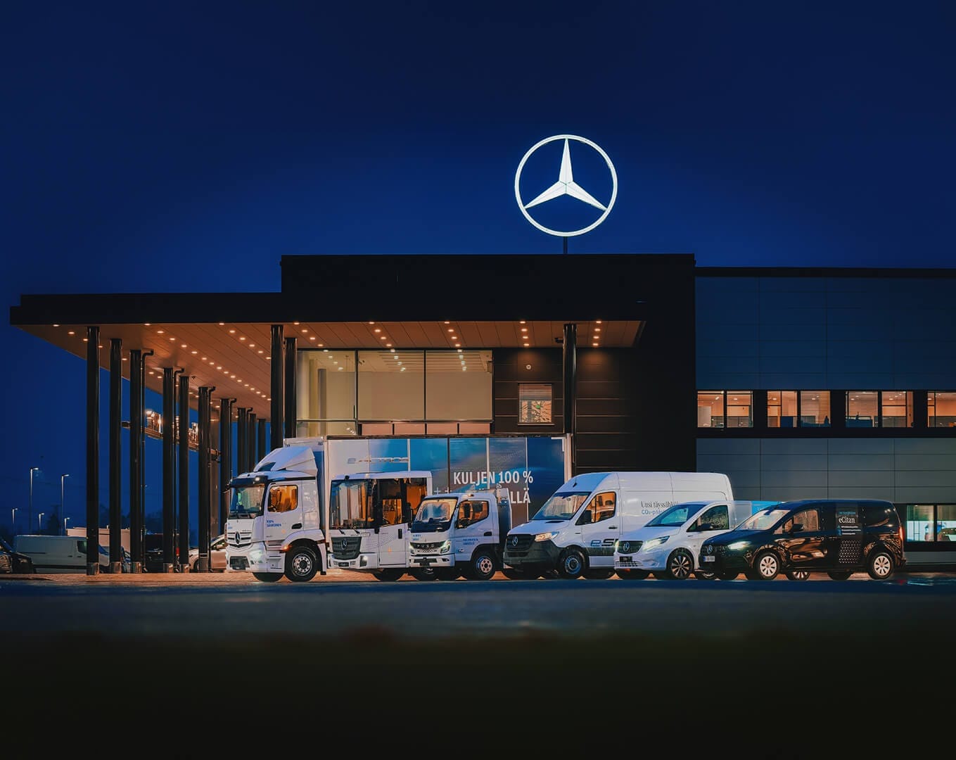 Mercedes-Benz tarbesõidukid esinduse ees parkimas