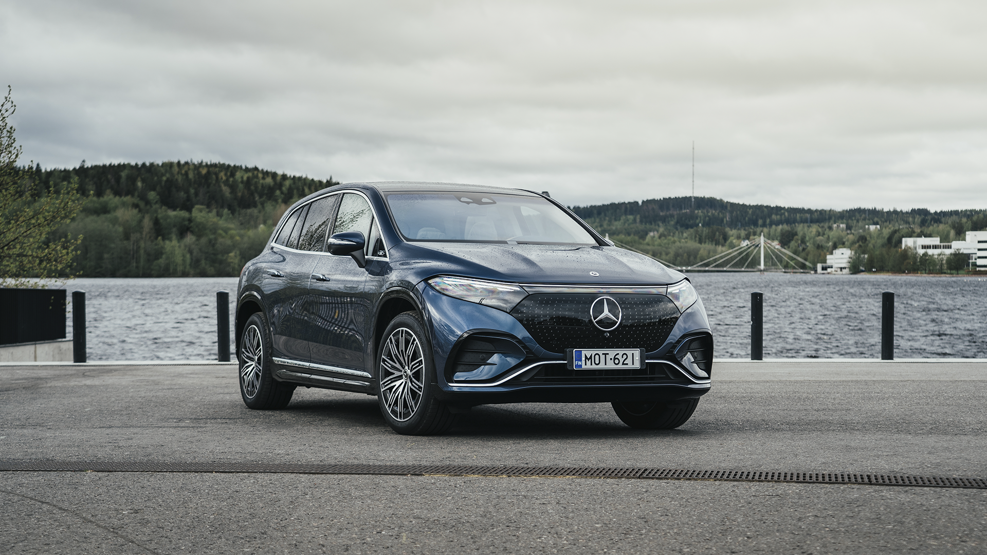 EQS SUV ranna ääres