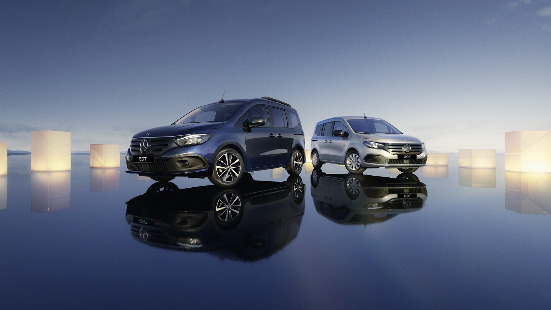 Kaks Mercedes-Benz EQT mudelit parkimas