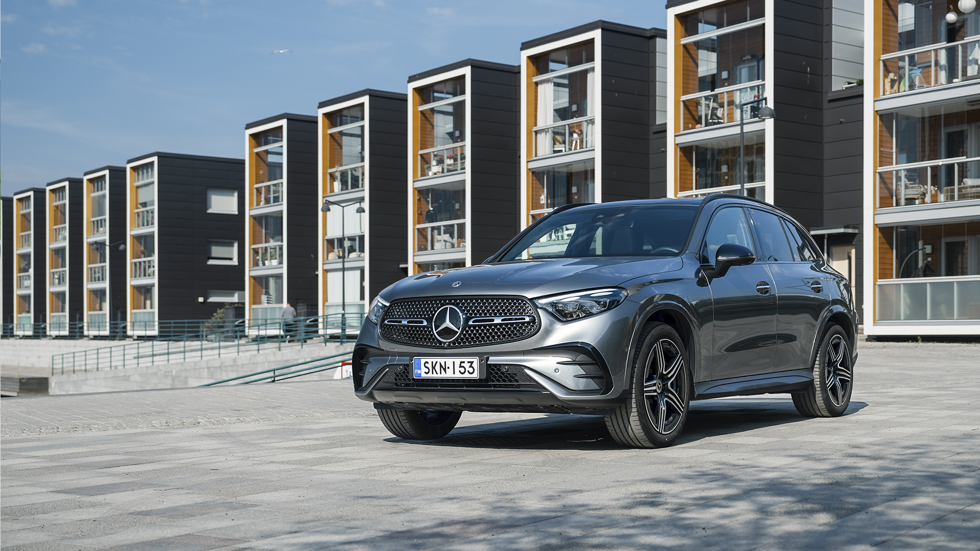 Mercedes_Benz GLD külgvaates linna taustal