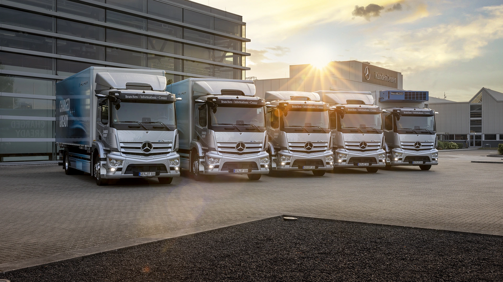 Viis Mercedes-Benz veokit kõrvuti parkimas