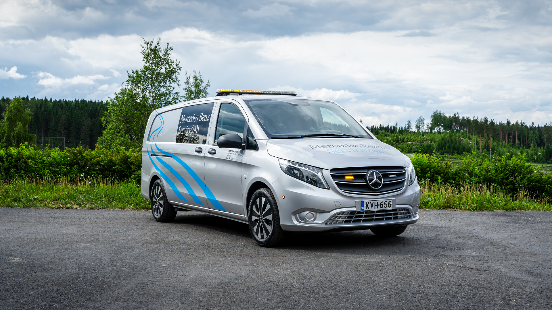 Mercedes-Benz Service 24h kaubik teel sõitmas