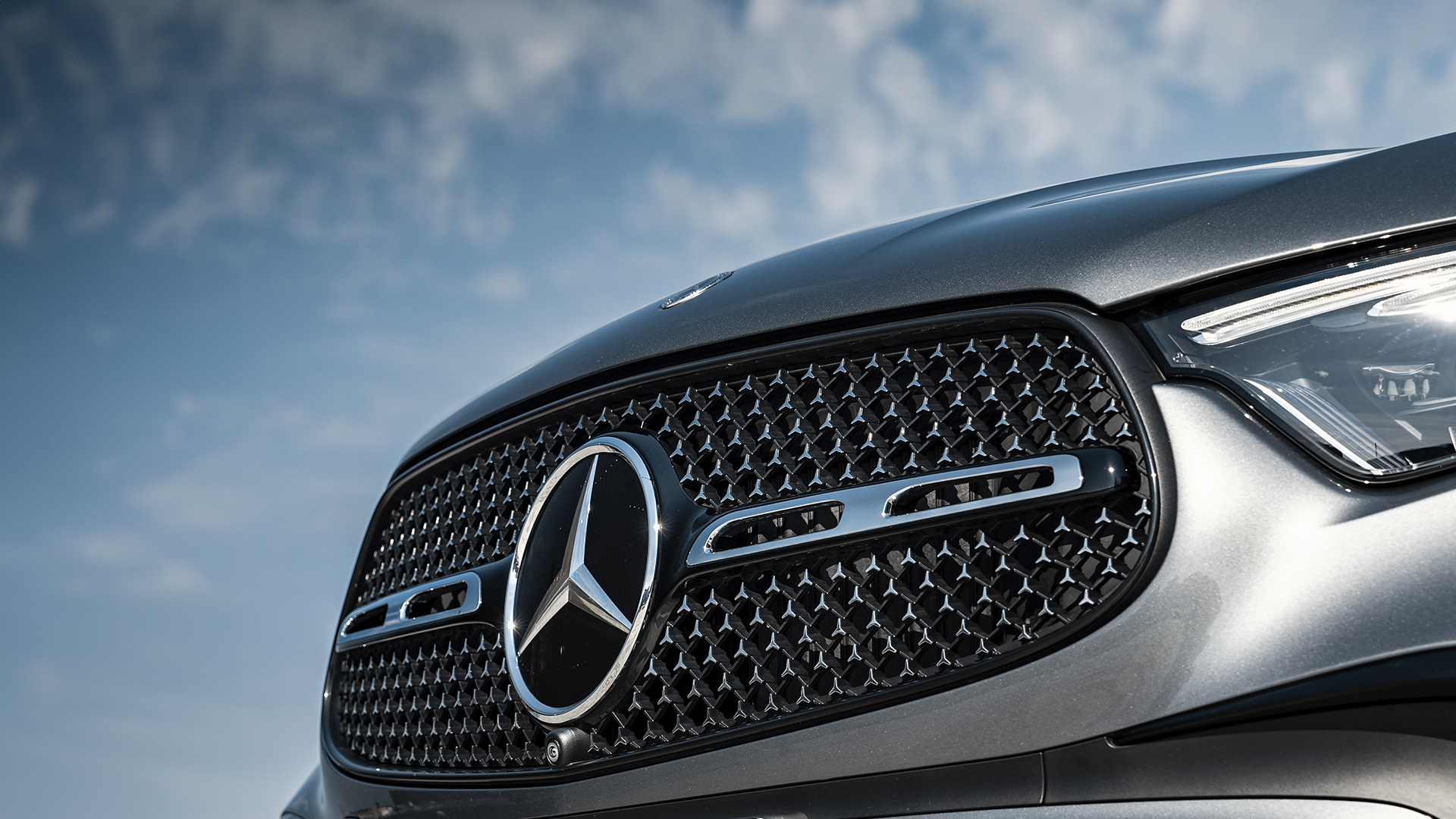 Mercedes-Benz henkilöauton myyminen liikkeelle.