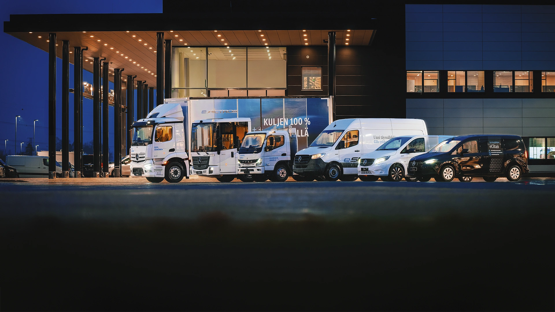 Mercedes-Benz kaubikud esinduse ees parkimas