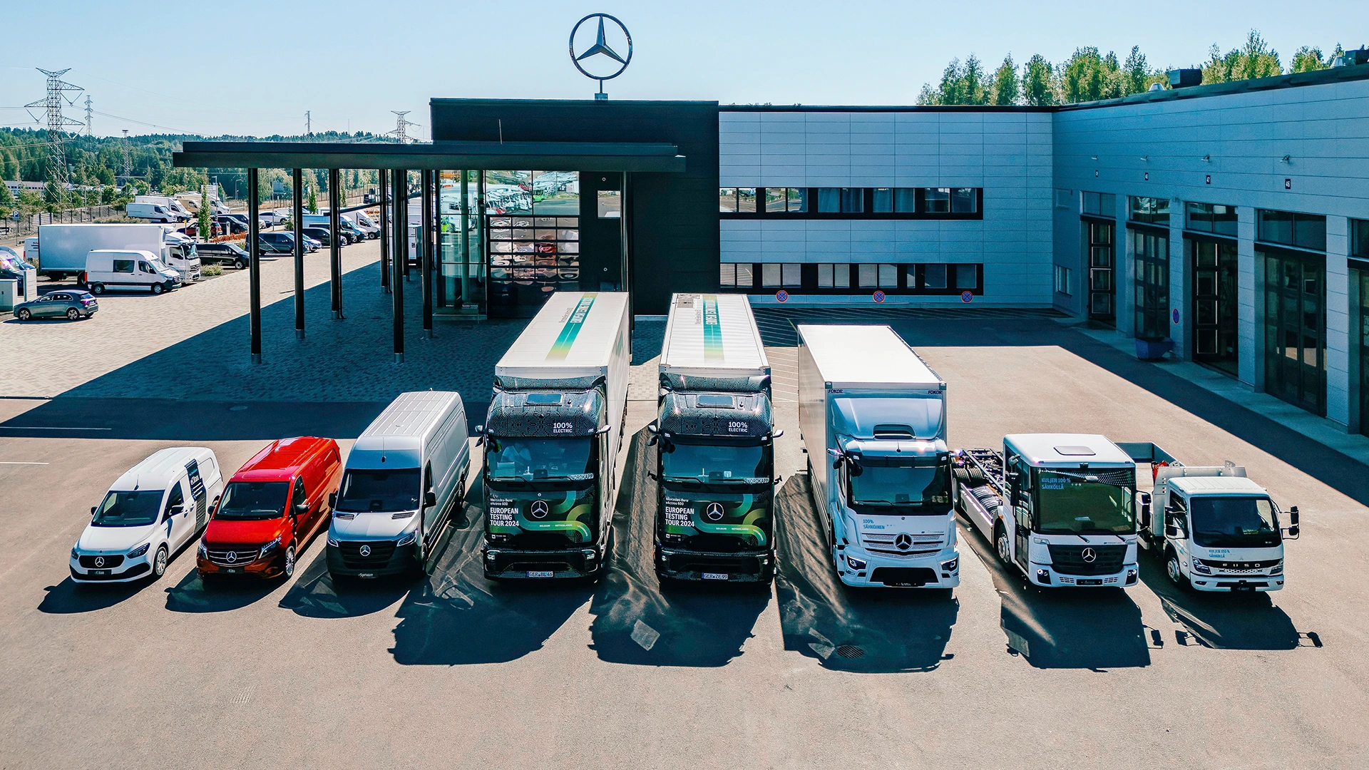 Mercedes-Benz tarbesõidukid parkimas