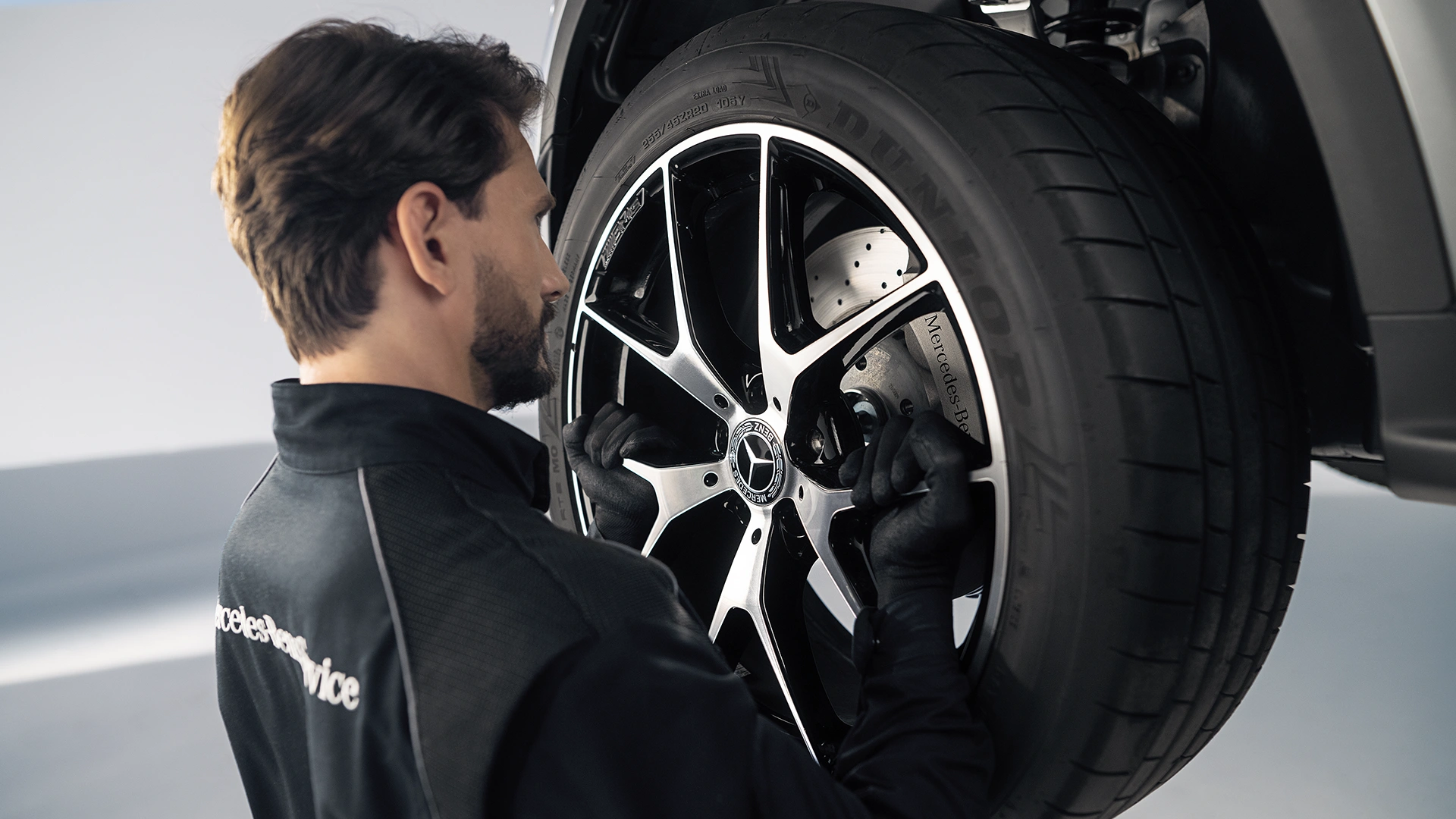 Mehaanik rehvi vahetamas