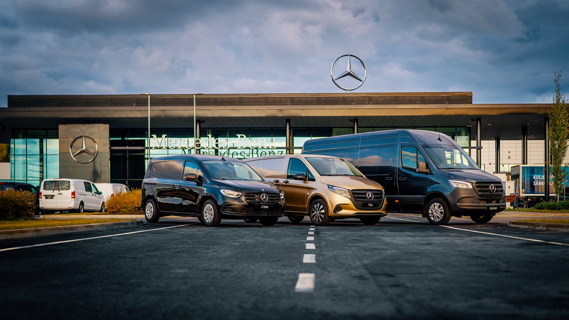 Mercedes-Benz tarbesõidukid reas seismas