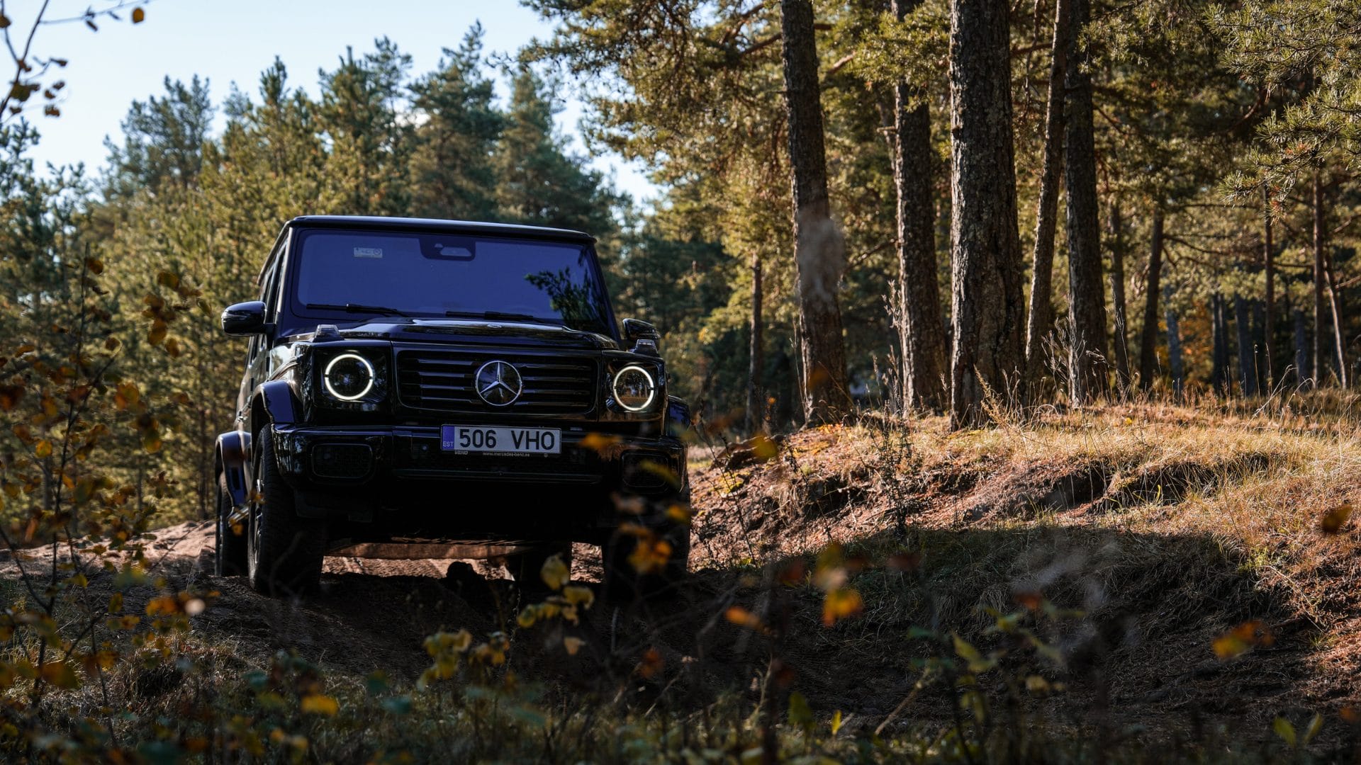 Mercedes-Benz G-klass maastikul eestvaates