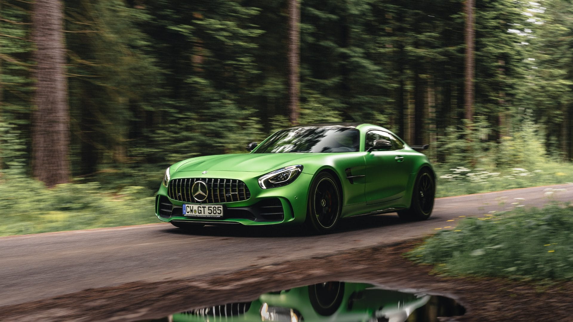 Roheline Mercedes-AMG GT metsateel sõitmas