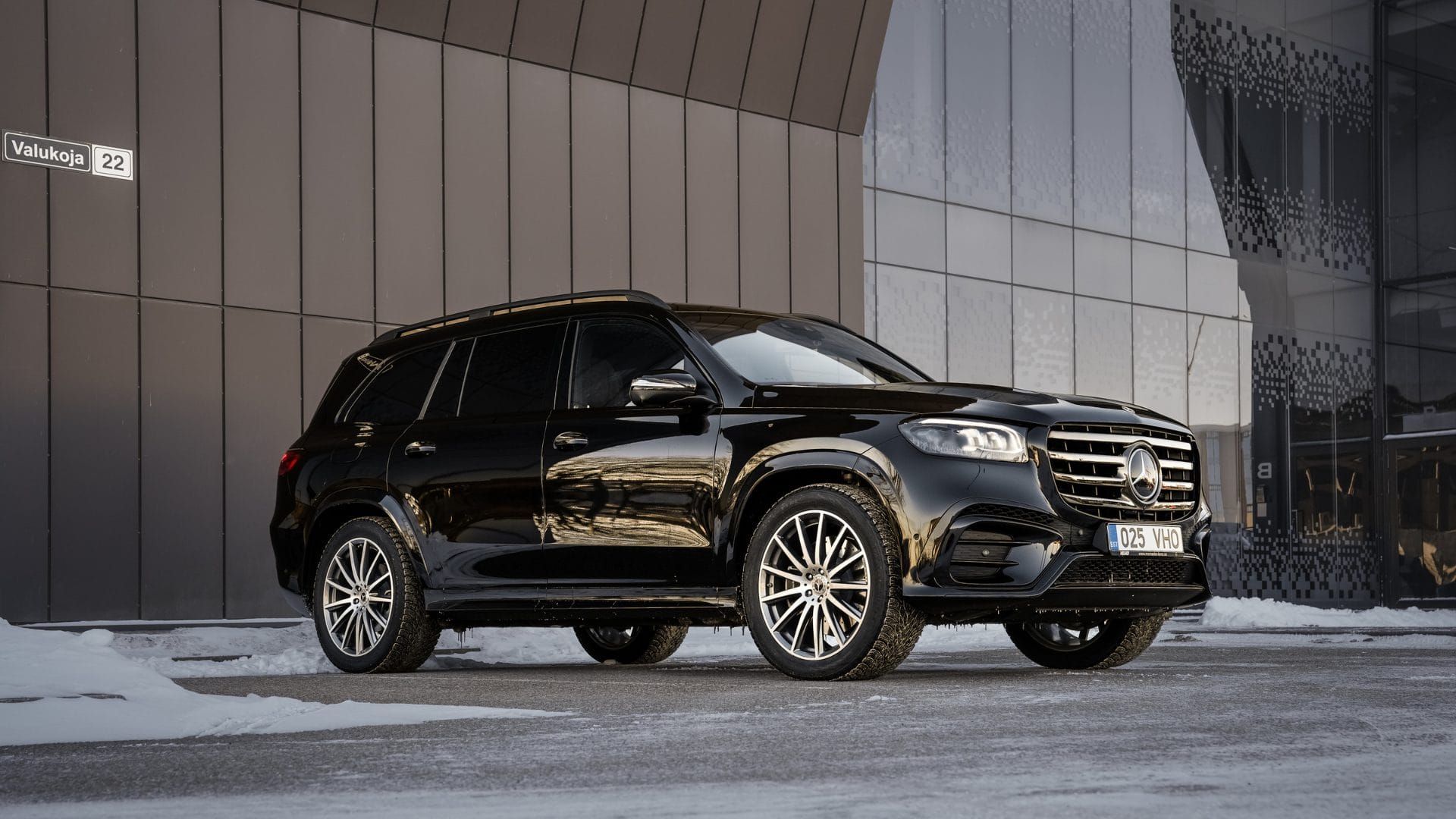 Mercedes-Benz GLS külgvaates maja taustal