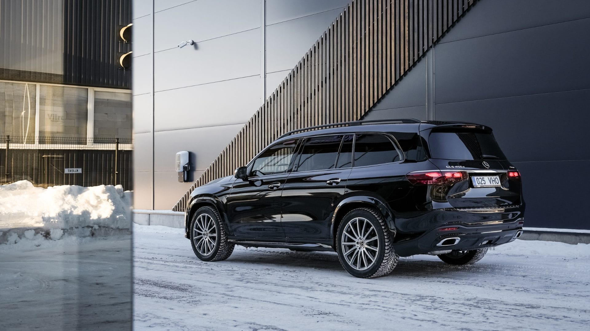 Mercedes-Benz GLS maastur maja taustal tagantvaates