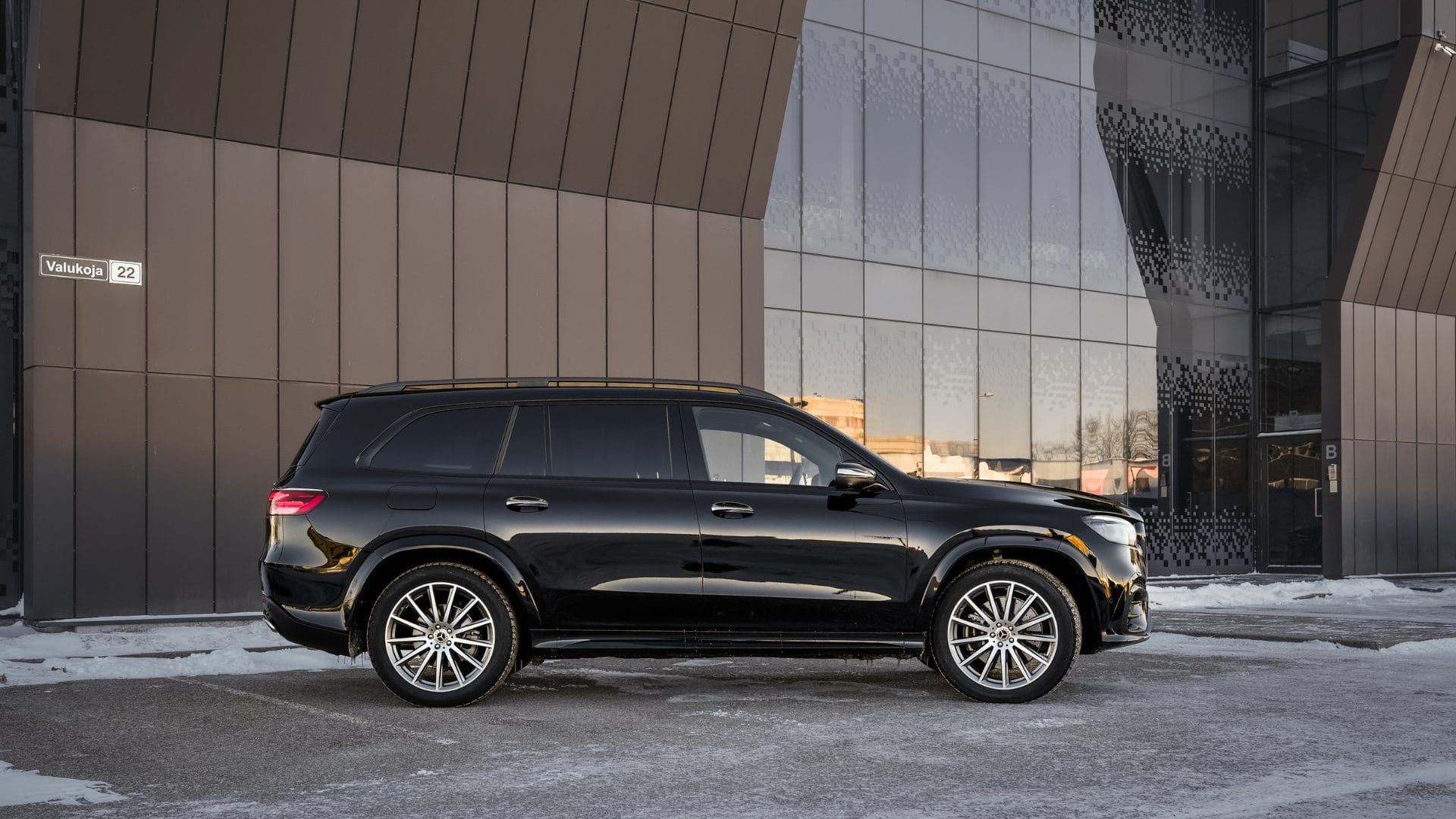 Mercedes-Benz GLS maasteu külgvaates maja taustal