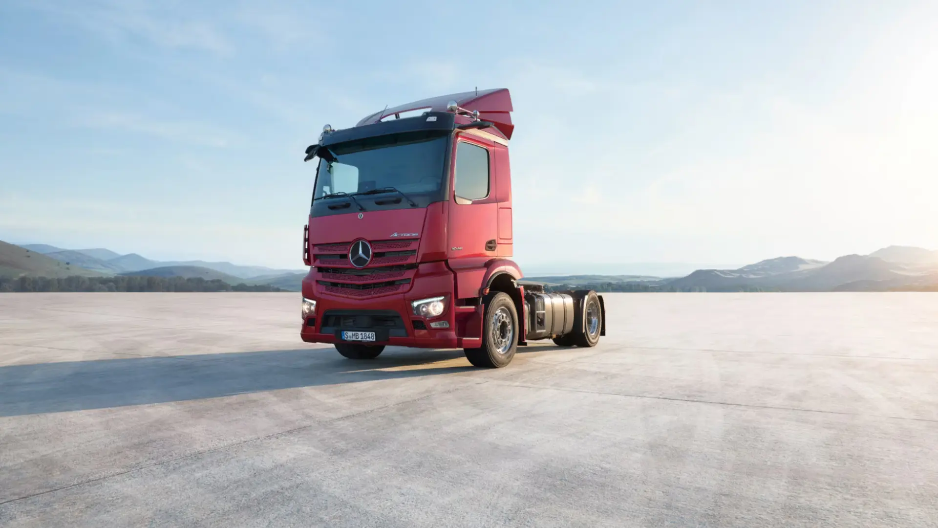 Mercdes-Benz Actros külgvaates kõrbemaastikul