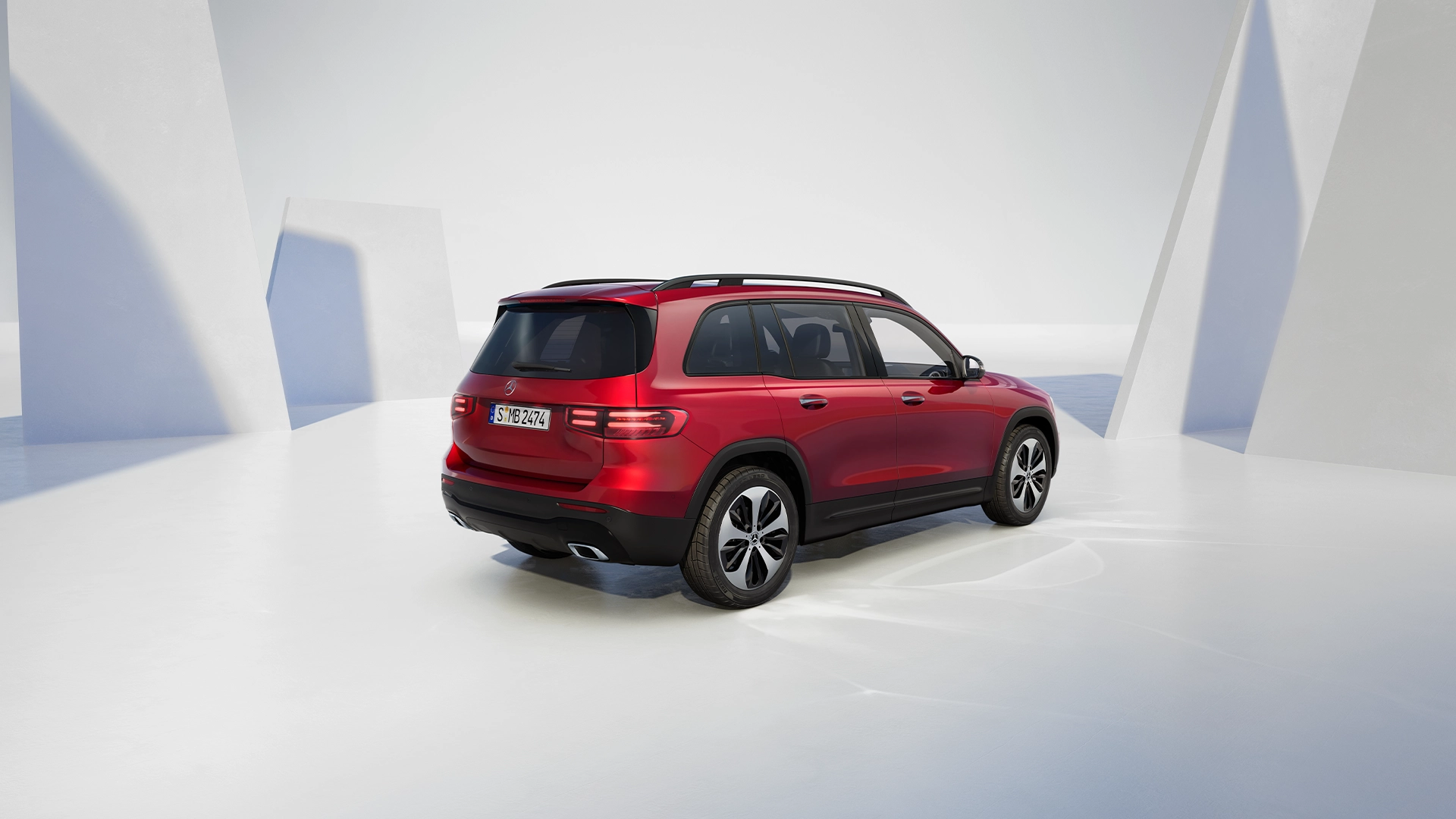 Punane Mercedes_Benz GLB külgvaates