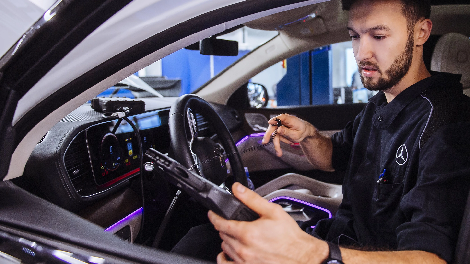 Mees istub autos ja mõõdab