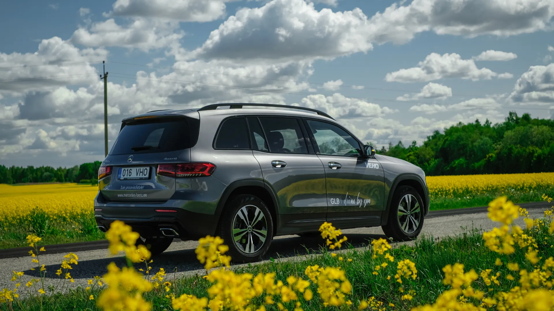 Mercedes-Benz GLB niitude vahel sõitmas