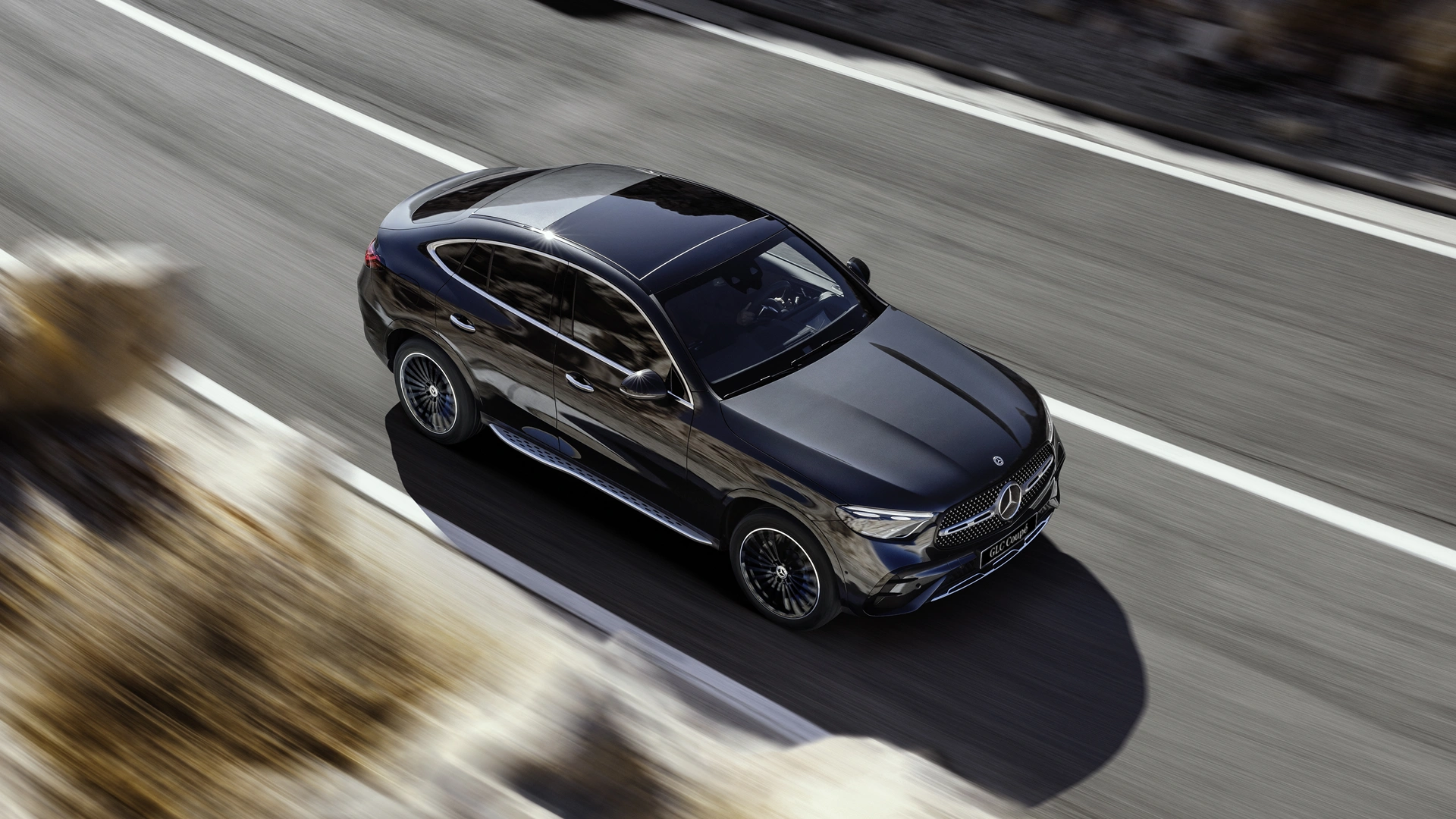 Mercedes_Benz GLC sõitmas maanteel