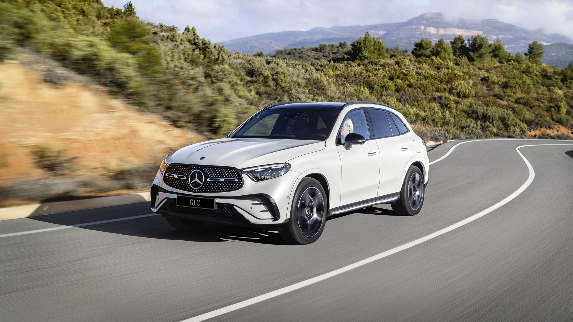 Mercedes-Benz GLC maanteel sõitmas