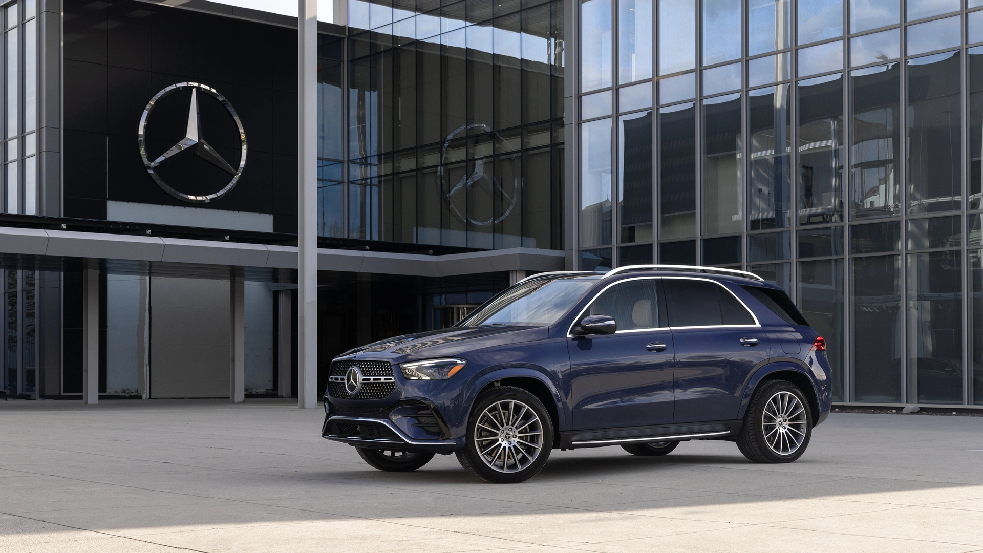 Mercedes-Benz GLE külgvaates tänaval