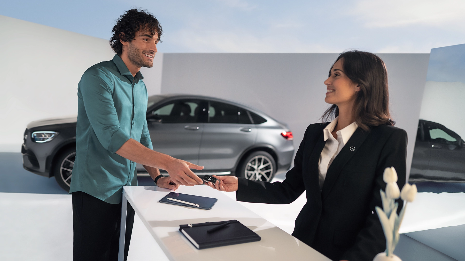 Naine ja mees auto ees