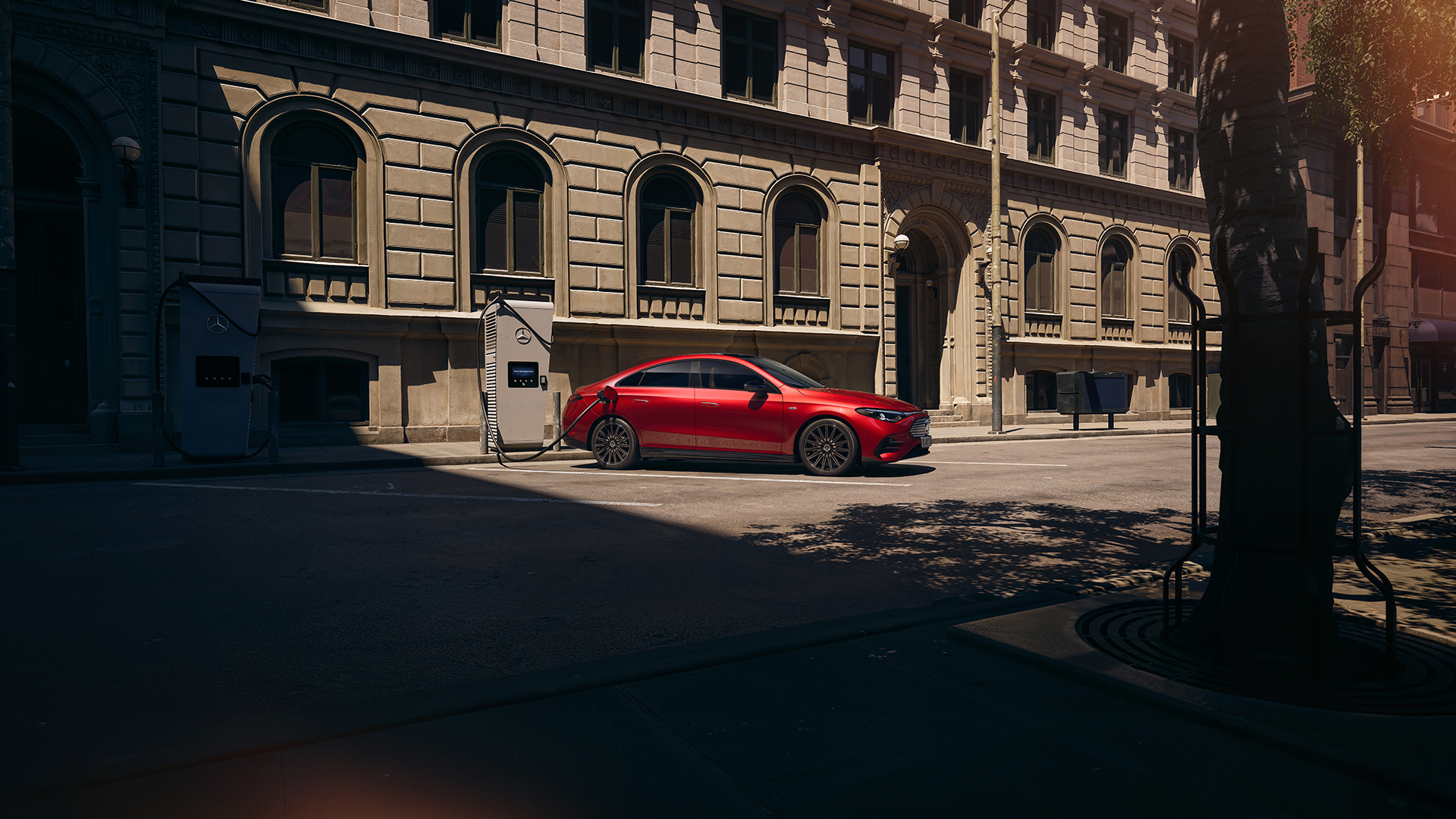 Punane Mercedes-Benz CLA tänaval laadimas