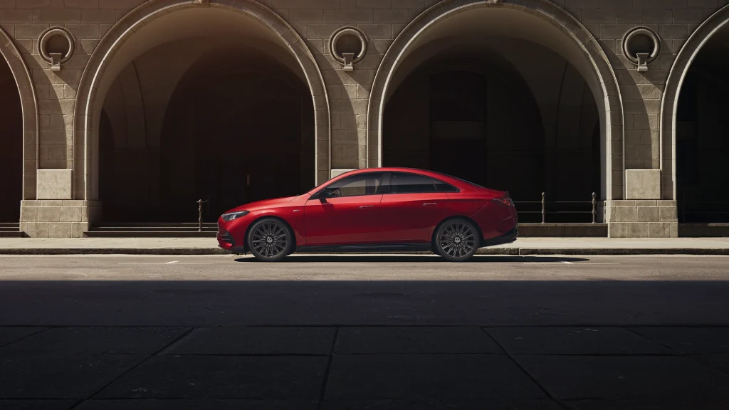 Punane Mercedes-Benz CLA külgvaates